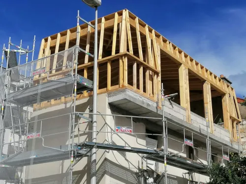 Construction maison bois .Charpente bois et couverture toiture 