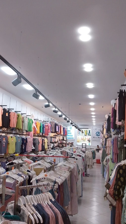بحث عن بائعين في محل الملابس النسائية 