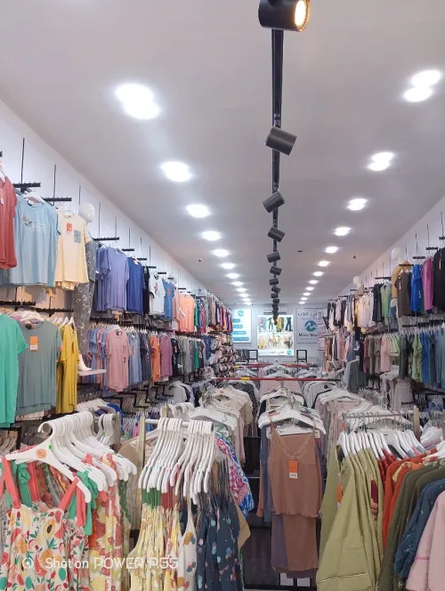 البحث عن عاملة في محل بيع الملابس النسائية 