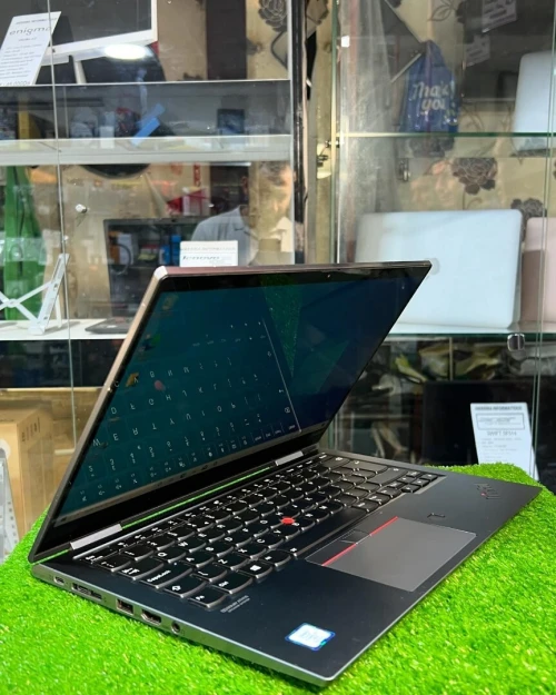 Lenovo X1 Yoga i7 8 Gen 16 Ram 512 ssd ecran 14 FHD tactil x360 avec stylet etat 10/10