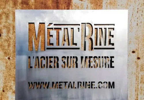 Panneaux publicitaires et enseignes métalliques