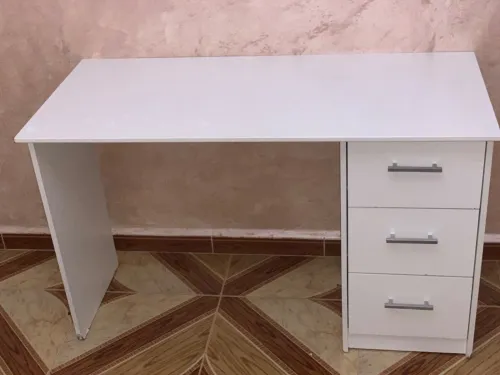 Un bureau couleur blanche 
