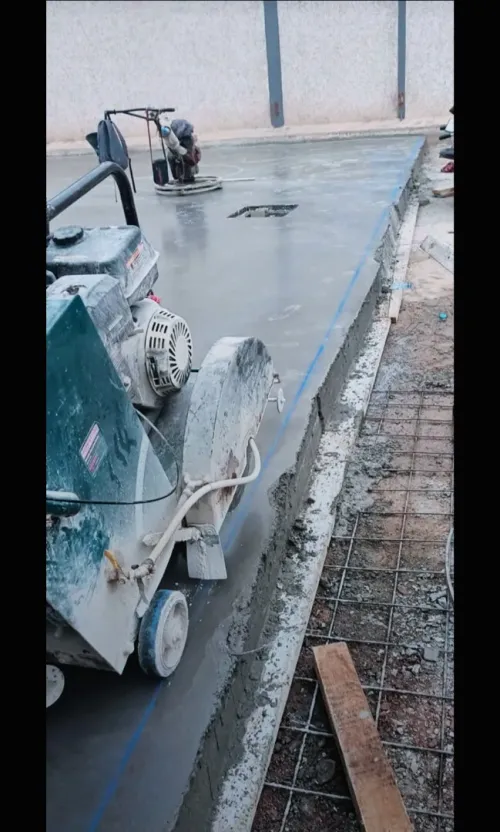 Réalisation d' une coulage de la Béton Dallage industriel Tallouchage mécanique pour Hélicoptère