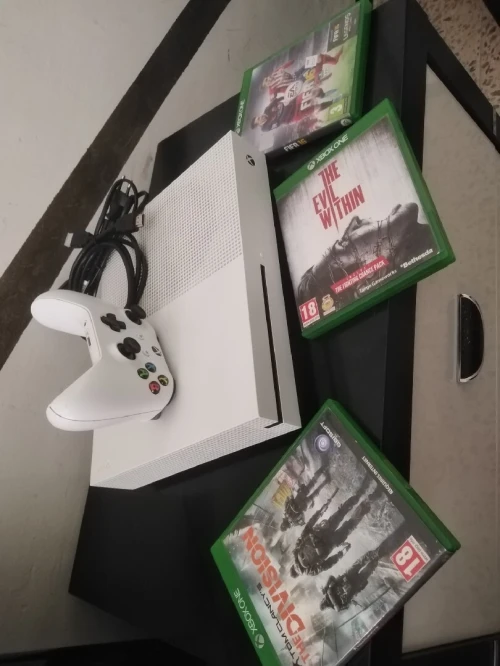 Xbox One S 500 Go en excellent état + Manette + 3 Jeux Originaux (Pack Complet)