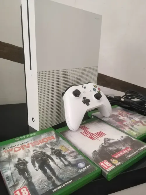 Xbox One S 500 Go en excellent état + Manette + 3 Jeux Originaux (Pack Complet)