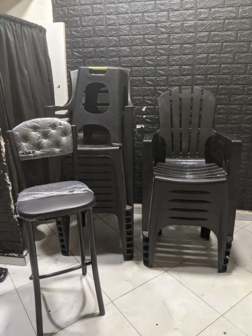 Des chaises en plastique 