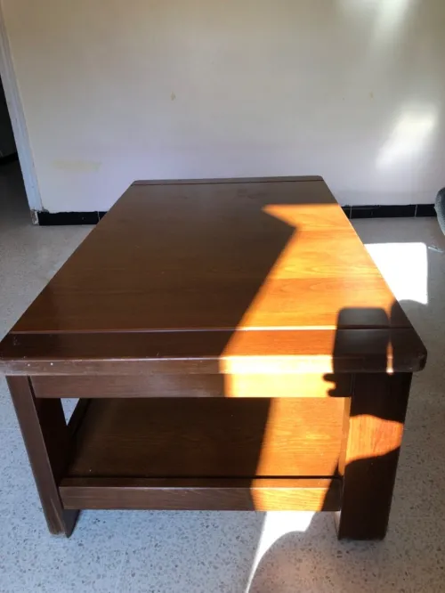 Table à vendre en très bon état / طاولة للبيع في حالة جيدة 