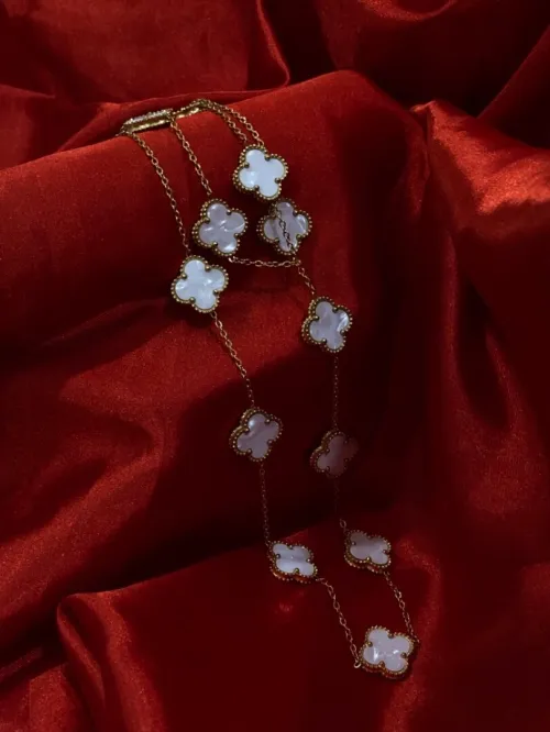 Collier vancleef disponible 