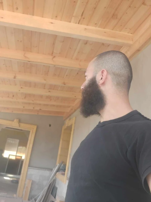 /Charpente en bois//تركيب القرميد و الأسقف الخشبية و إعادة الترميم مع إمكانية التنقل بين الولايات