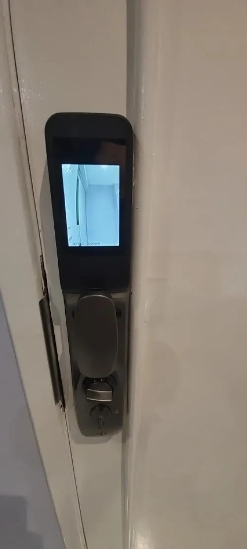 SERRURE AVEC RECOUNAISSANCE FACIALE ET BATTERIE DE HAUTE GAMME AVEC CAMERA DE SURVEILLANCE INTEGRE 