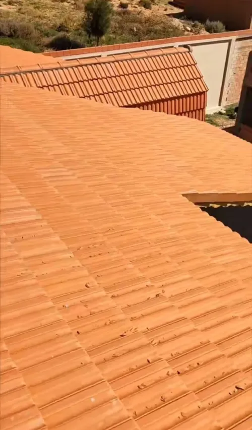 /Charpente en bois//تركيب القرميد و الأسقف الخشبية و إعادة الترميم مع إمكانية التنقل بين الولايات