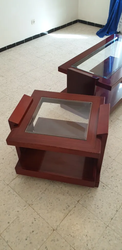 Table en bois rouge et sa petite table
