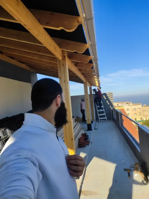 /Charpente en bois//تركيب القرميد و الأسقف الخشبية و إعادة الترميم مع إمكانية التنقل بين الولايات
