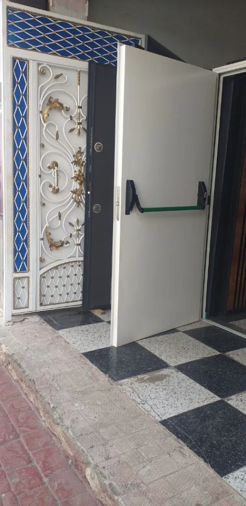Porte coupe-feu et issu de secours.