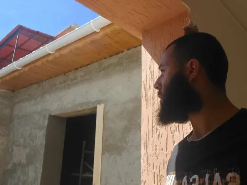 /Charpente en bois//تركيب القرميد و الأسقف الخشبية و إعادة الترميم مع إمكانية التنقل بين الولايات