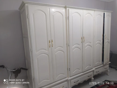 vend armoire en noyer peinte en blanc 
