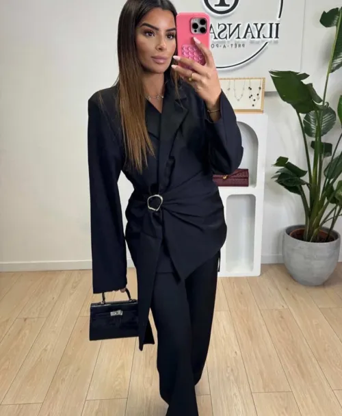 Costume femme noir élégant avec boucle neuf