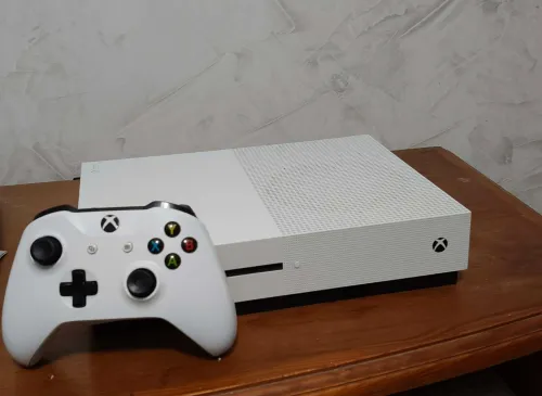 Xbox One S avec une manette 1TB