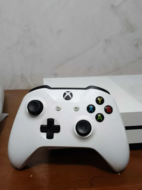 Xbox One S avec une manette 1TB
