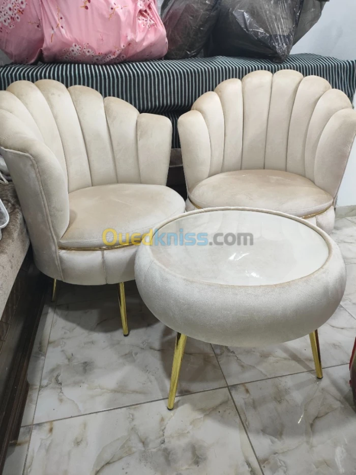 2Fauteuils et une table