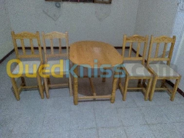 Vends table avec 04 chaises en bois rouge