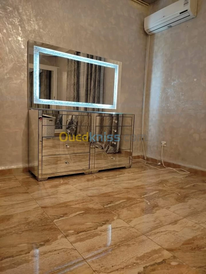 Coiffeuse miroirs table de nuit miroirs كوافوز ميروار مرايا