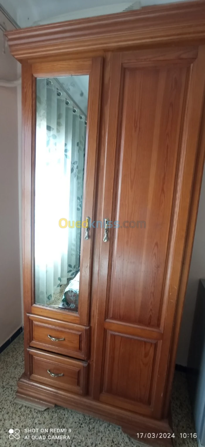 Vendre Armoire en bois rouge 02 porte