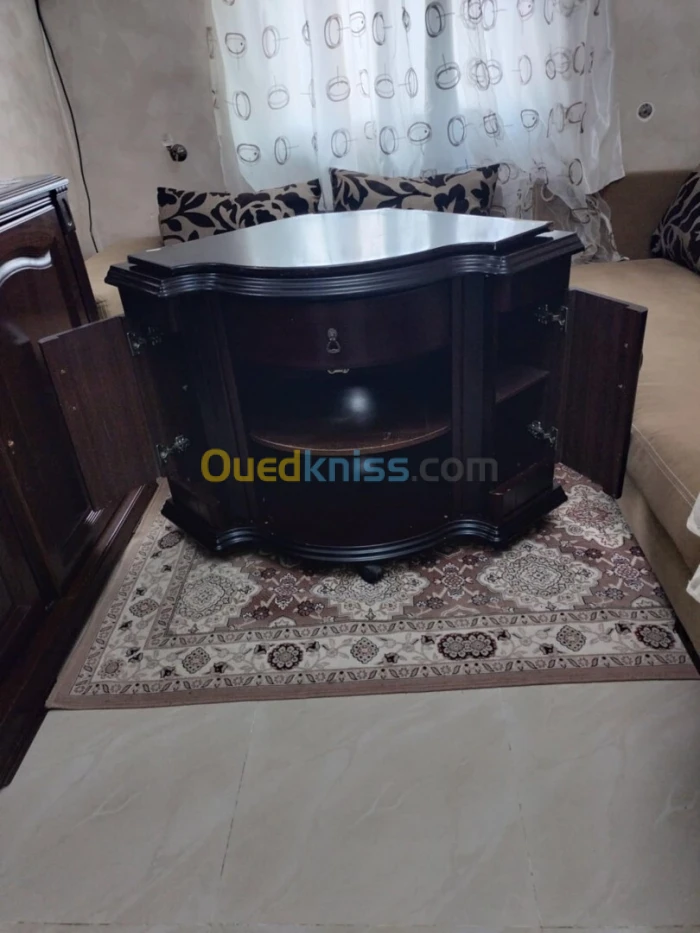 Table TV de coin en bon état