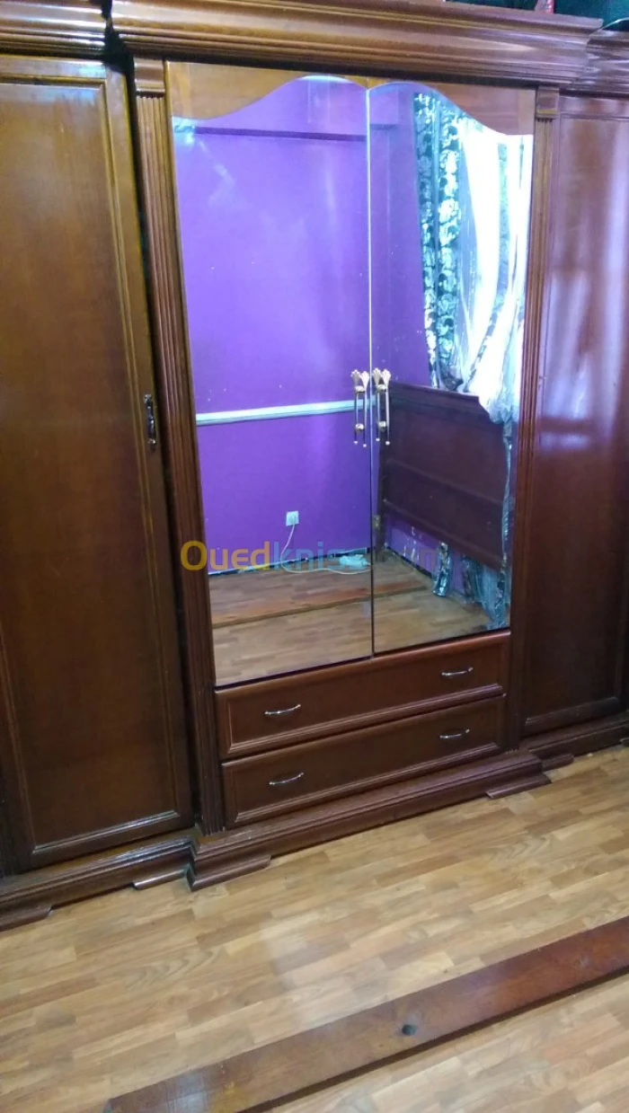 Chambre 4 portes et coiffeuse 5 tiroirs 2 tables de nuit et lit en bois rouge