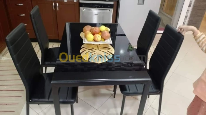 Table en métal avec 4chaises tres classe 