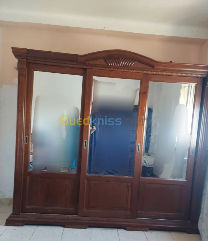 Armoire hetre en bonne etat خزانة اتر شابة بزاف