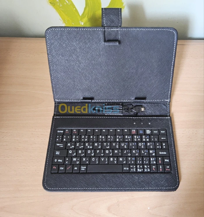 Pochette avec clavier pour tablettes 6" jusqu'à 8.4" Universel