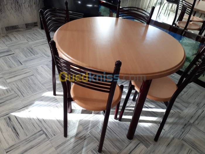 1 table et 4 chaises