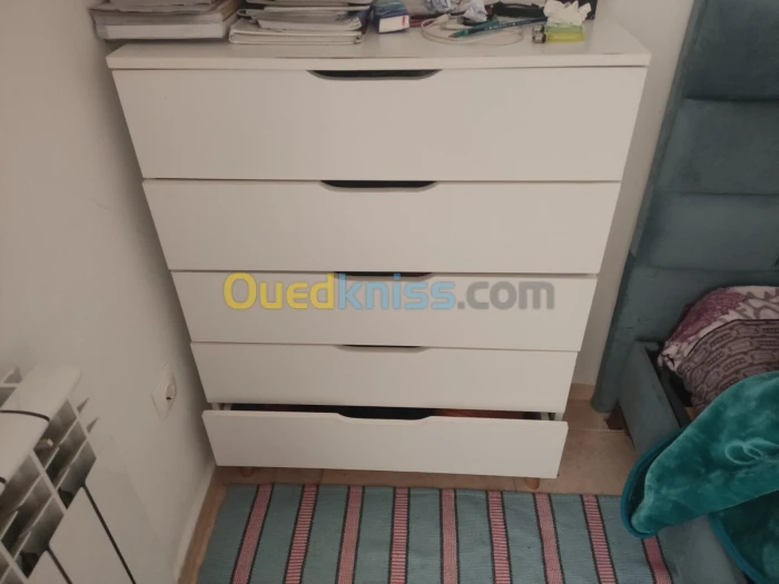 Commode blanche de cinq tiroirs