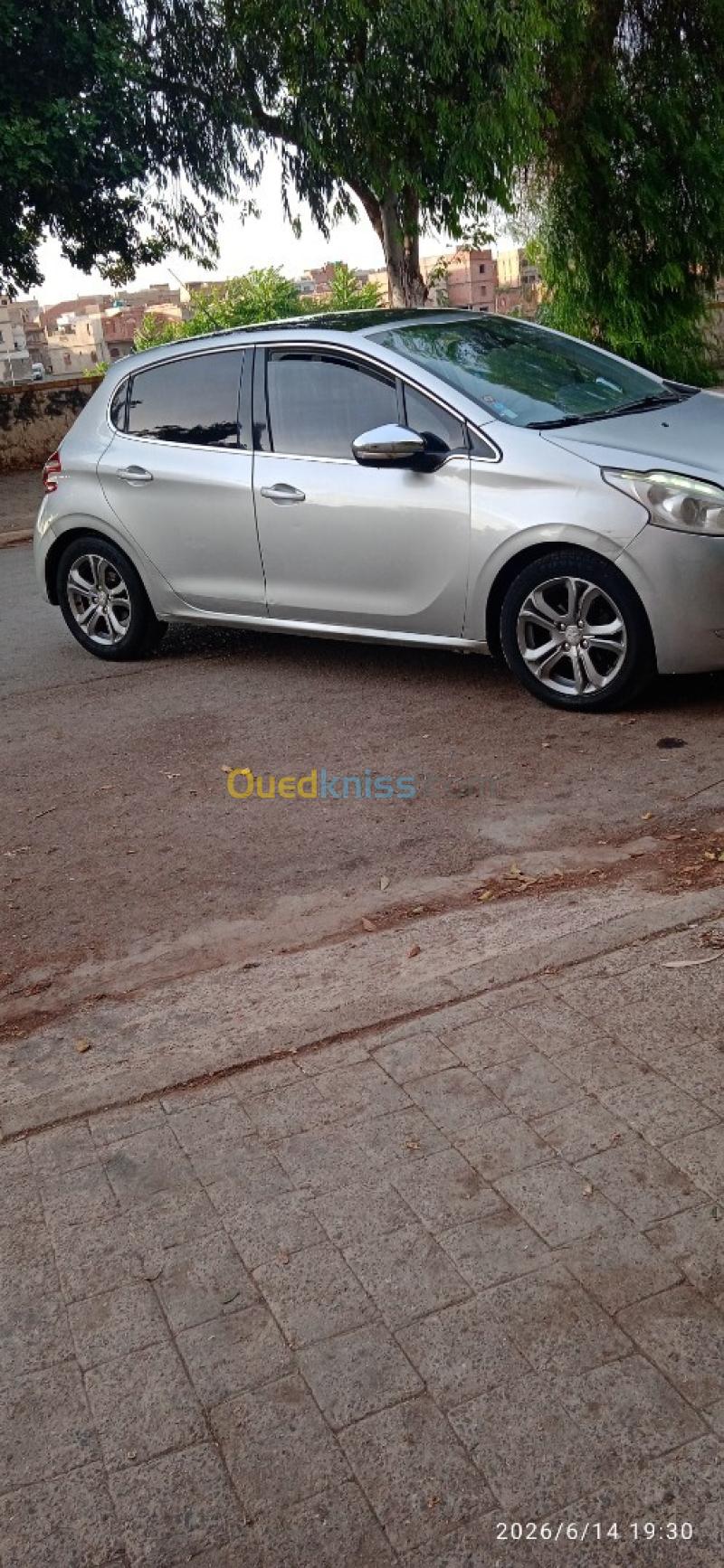 Peugeot 208 2015 Allure 2