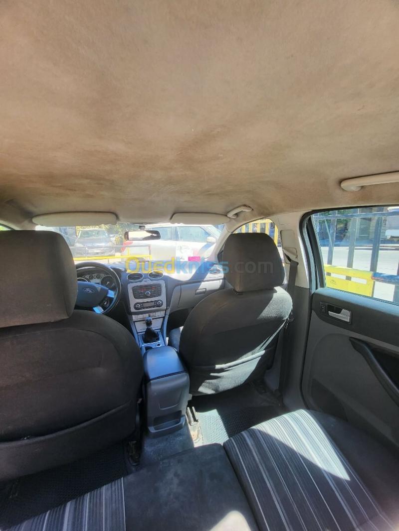 Ford Focus 4 portes 2010  7
