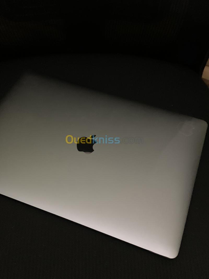 MacBook Pro 15" 2018 i7 -16Go RAM - Radeon Pro 555X 4Go 2