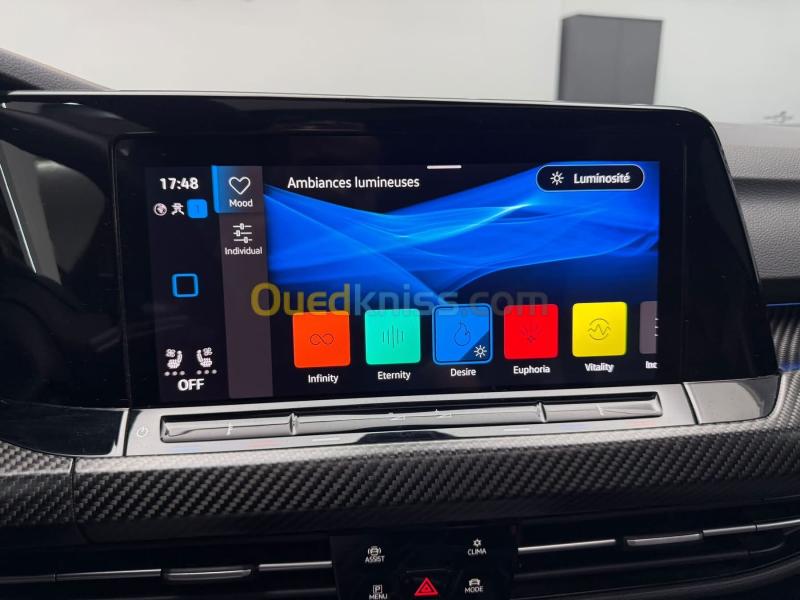 Volkswagen Golf 8 2024 R 20 Years Edition 16