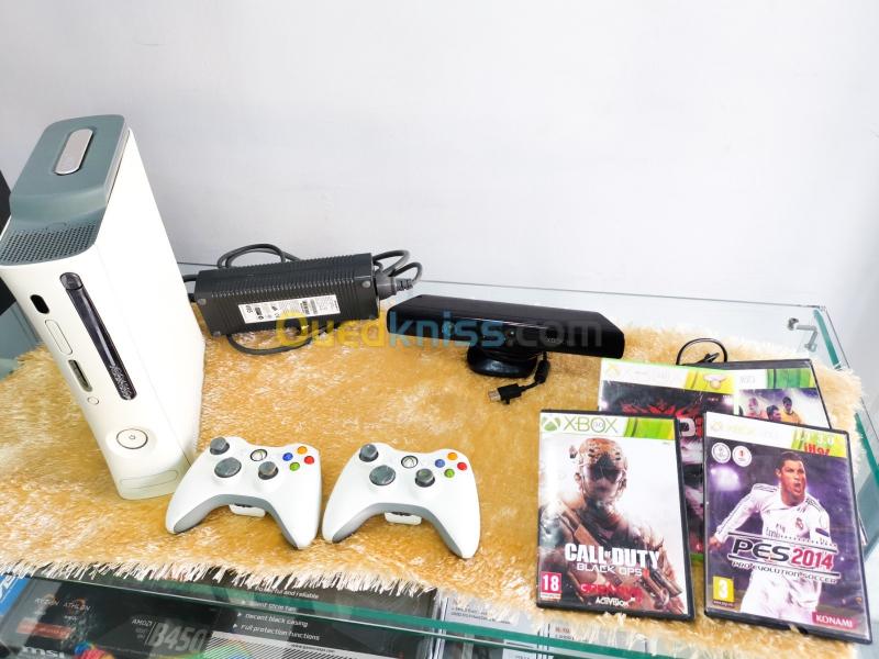  Xbox 360 Avec 2 manettes originale et Kinect et 4 CDs
