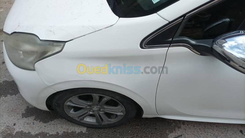 Peugeot 208 2015 Allure 2