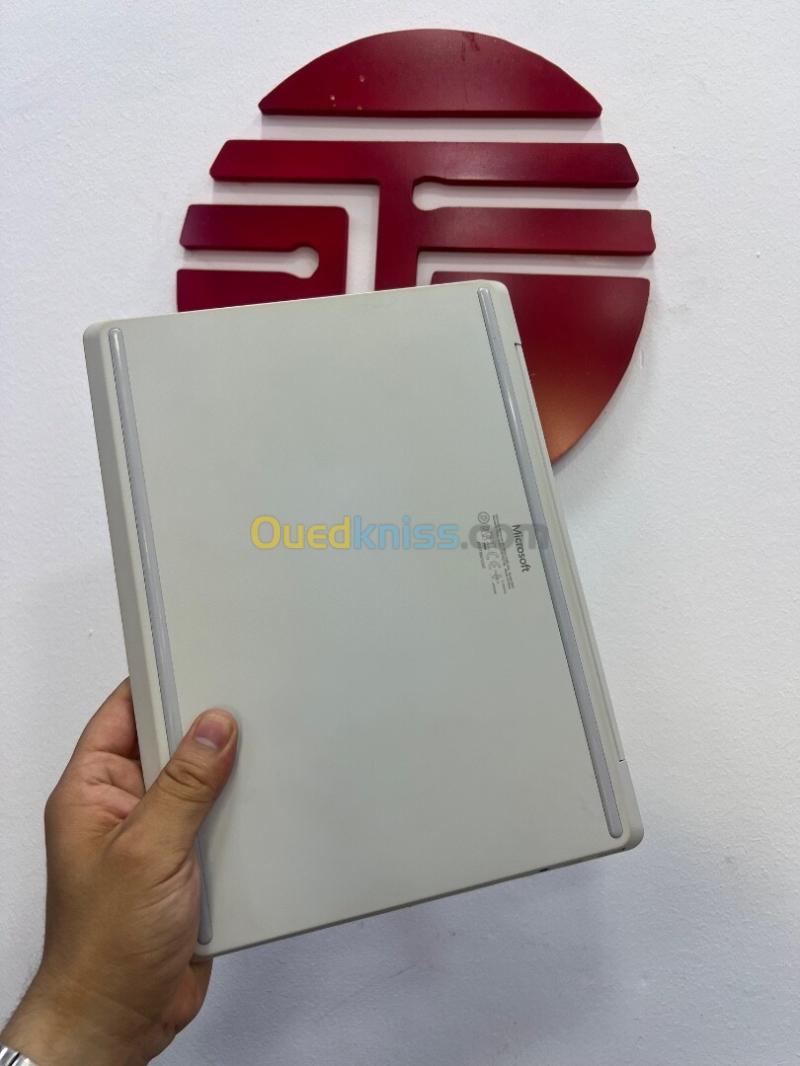Microsoft surface go CPU I5 10em RAM 8gb NVME 128gb INTEL UHD 3