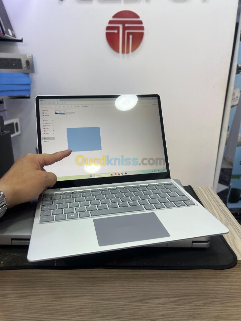 Microsoft surface go CPU I5 10em RAM 8gb NVME 128gb INTEL UHD 6