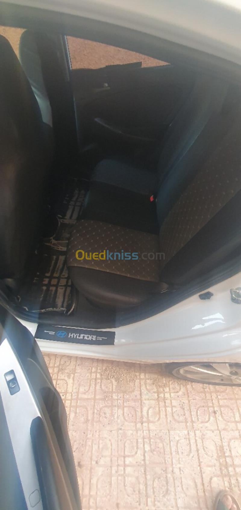 Hyundai Accent RB  5 portes 2017 Préstige 17