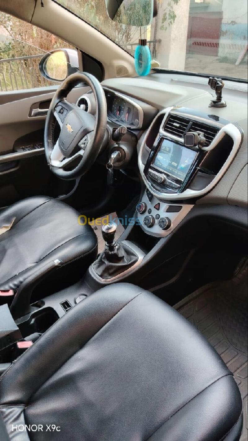 Chevrolet Sonic 2017 New 17