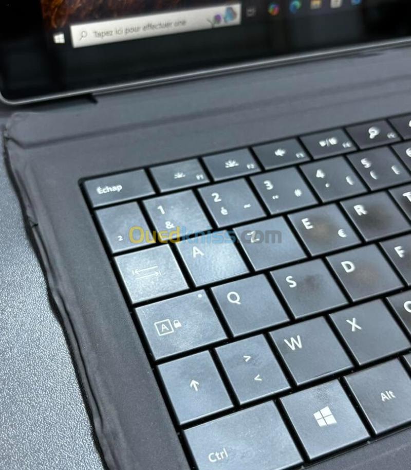 MICROSOFT SURFACE PRO 3 INTEL i5 4300U 2.50GHz UP TO 2.90GHz 4Go DDR3 128 SSD INTEL HD GRAPHICS FAMILY 12 INCH 2K TACTILE DETACHABLE 3