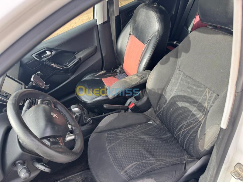 Peugeot 208 2013 Allure 9